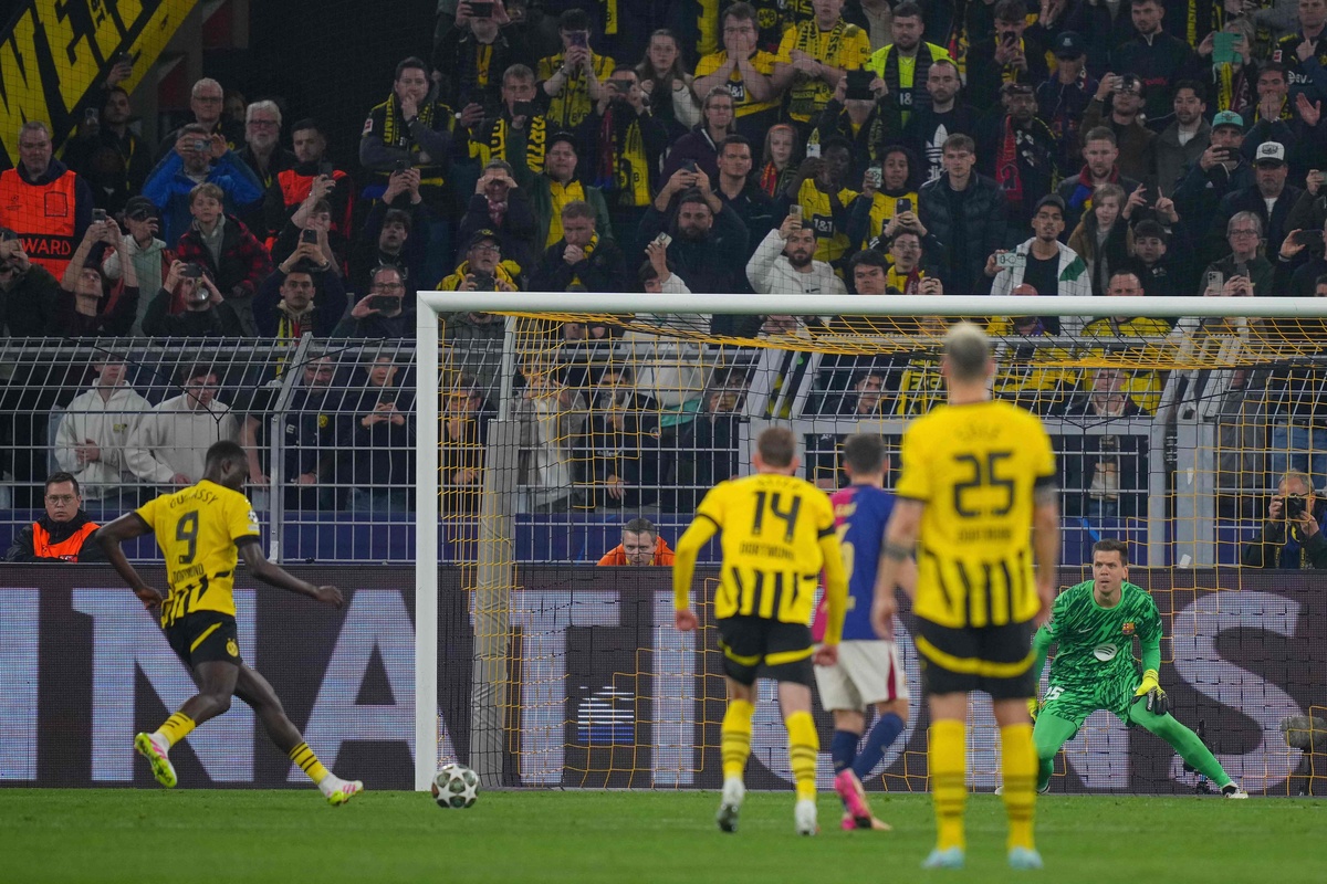 多特蒙德主场大捷，球员赛后激动庆祝胜利，客户无法电脑正在美国.-爱游戏游戏平台